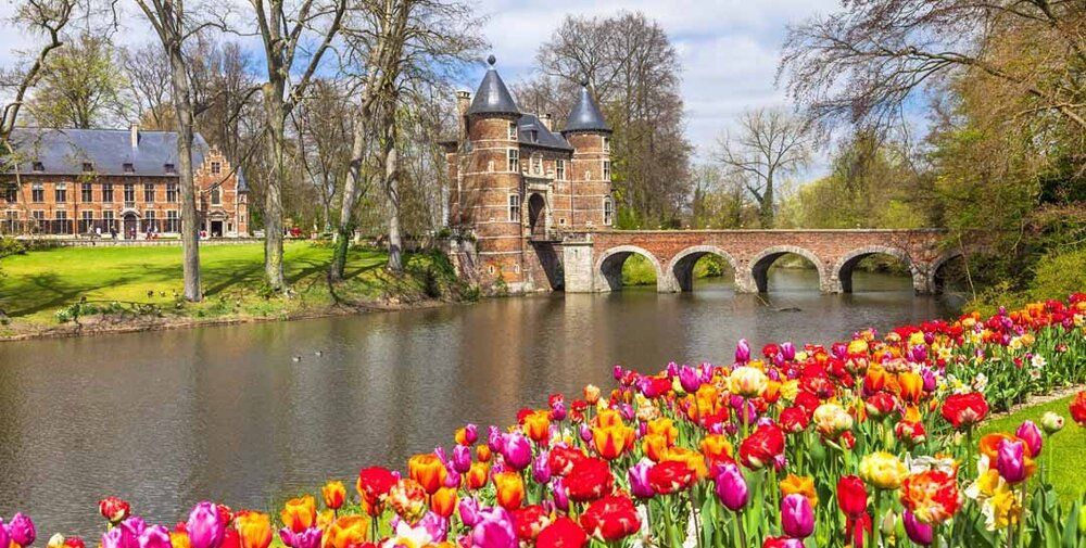 Groot-Bijgaarden Castle mural with lush gardens, perfect for indoor and outdoor spaces.