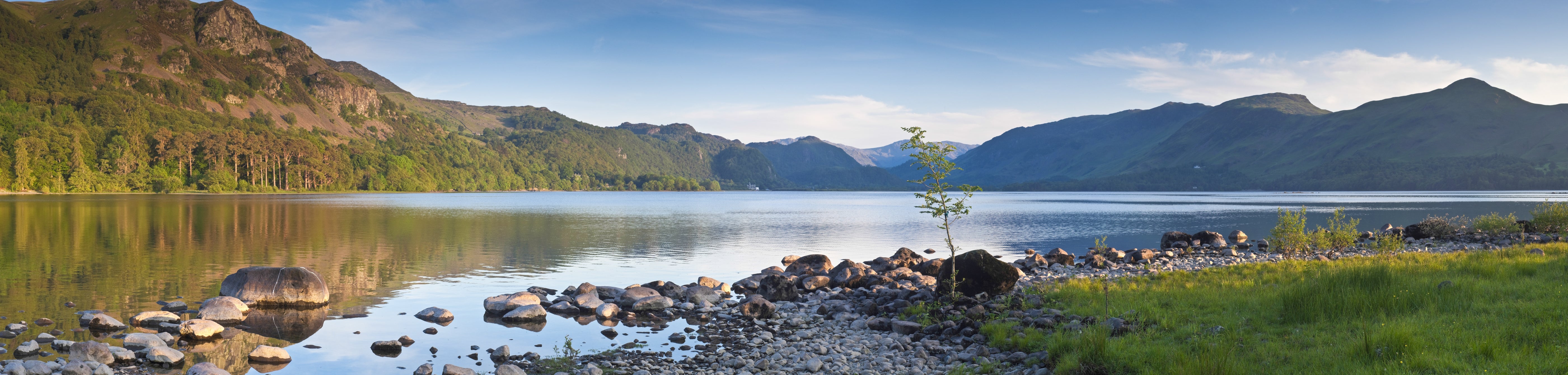 9178 - Vast lakeside view of sprawling mountains